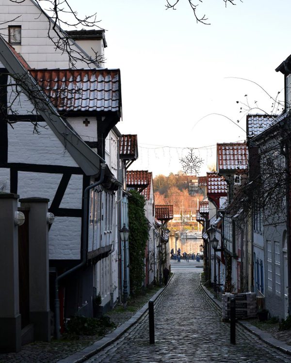 Flensburg Altstadtgasse mit Blick auf Förde