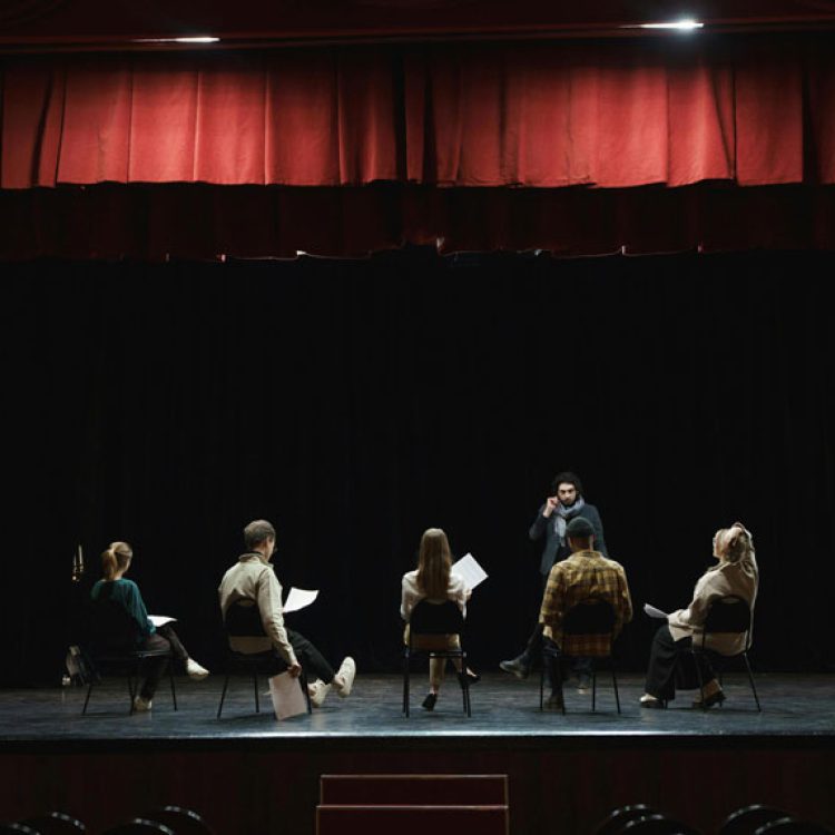 Blick auf eine Bühne während einer Theaterprobe