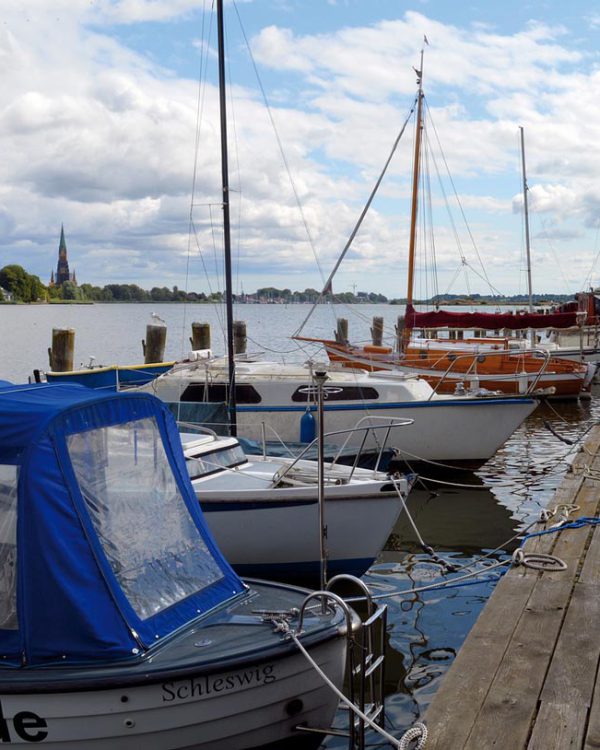 Bootsanleger Schleswig mit Blick über die Schlei Richtung Dom